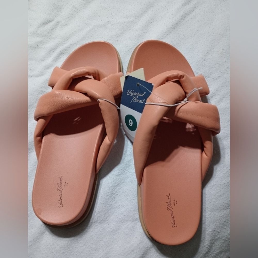 Universal Thread size 9 NWT sandals, super soft